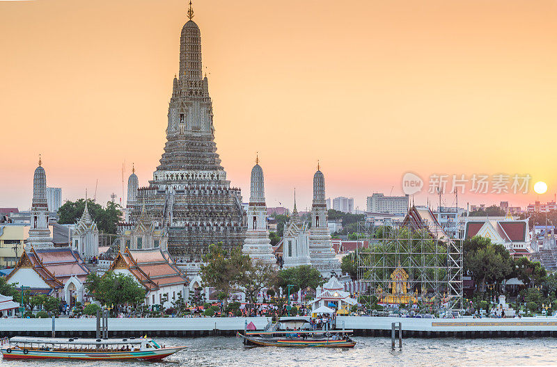 日落在曼谷最著名的标志性地标Wat Arun寺在曼谷和泰国chaopraya